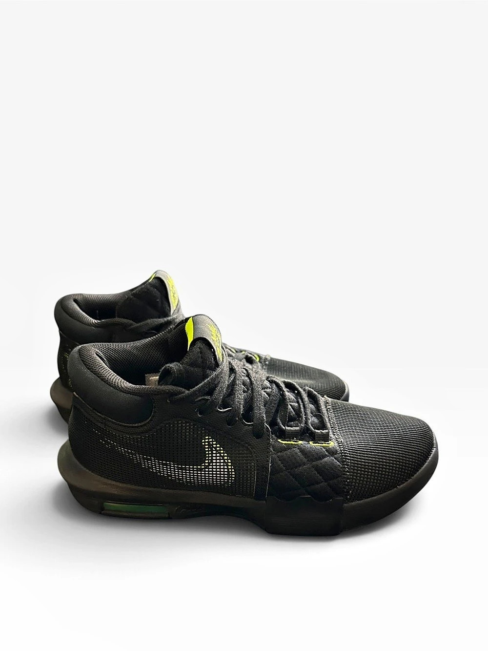 LeBrons Witness 8 Basketball Shoes US 7.5